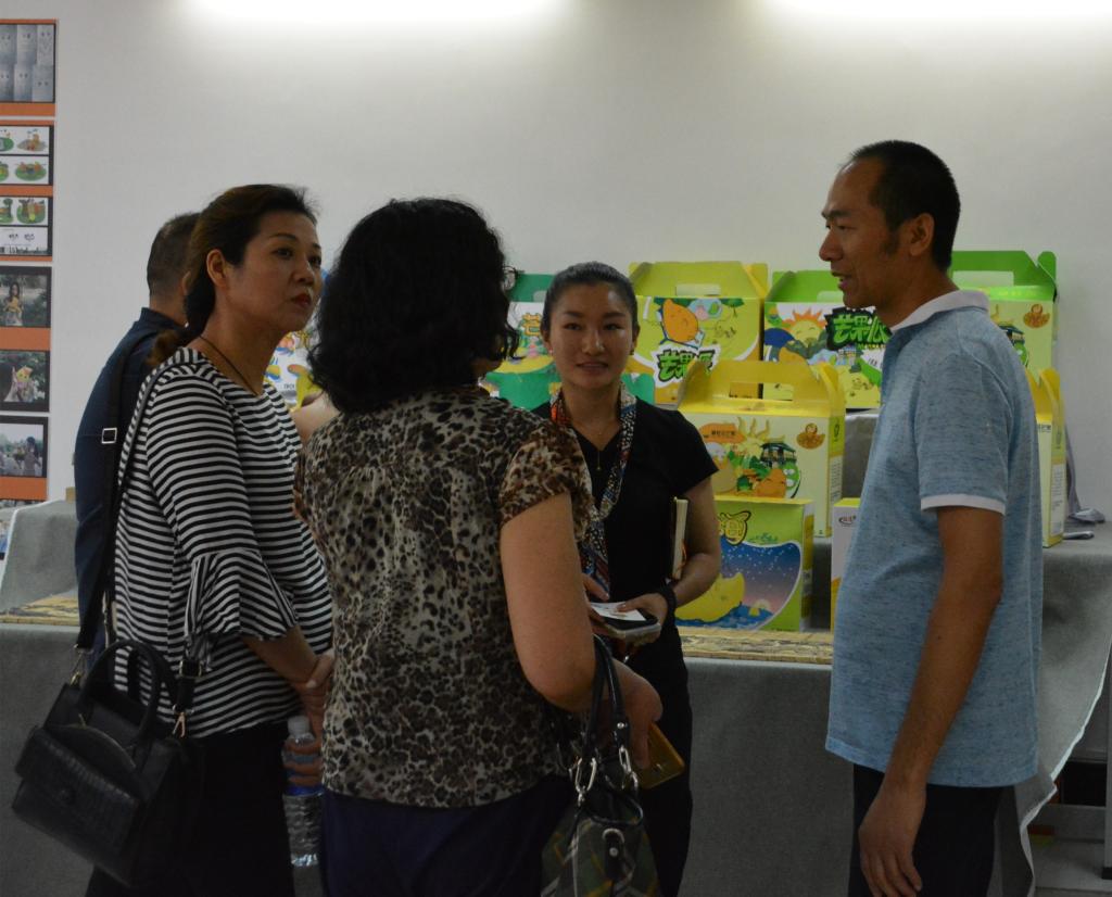 与会人员参观考察了攀枝花学院“芒果+”文化开发小组工作室